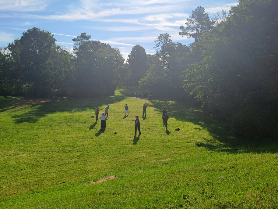 Auf der Pfettenwiese der Stadt Landsberg am Lech machen Menschen Yoga.